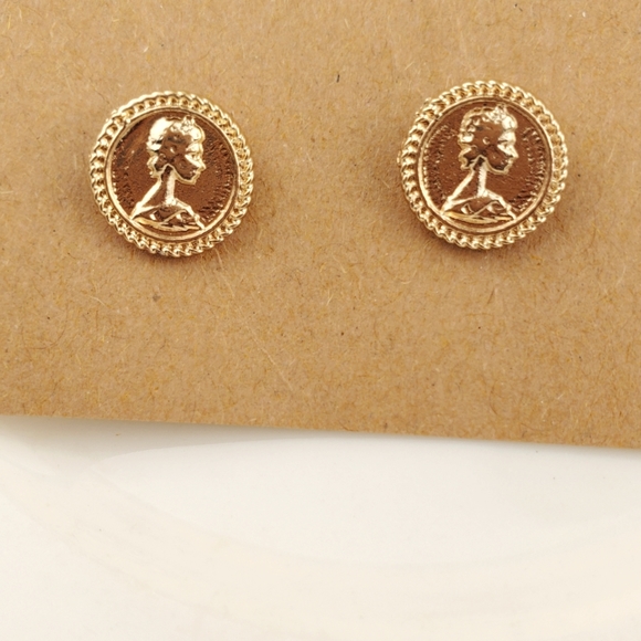 💫5/$25 Vintage Earrings 💫 - Picture 1 of 3